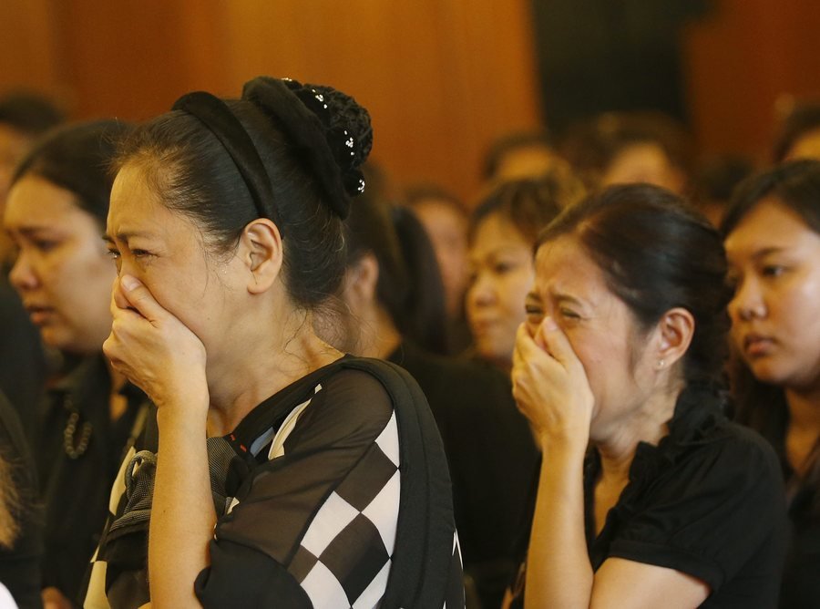 Οι Ταϊλανδοί θρηνούν τον βασιλιά τους -Ντυμένοι στα μαύρα, κλαίνε όπου κι αν βρεθούν [εικόνες] | iefimerida.gr 2