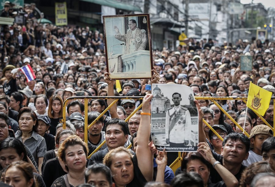 Οι Ταϊλανδοί θρηνούν τον βασιλιά τους -Ντυμένοι στα μαύρα, κλαίνε όπου κι αν βρεθούν [εικόνες] | iefimerida.gr 4