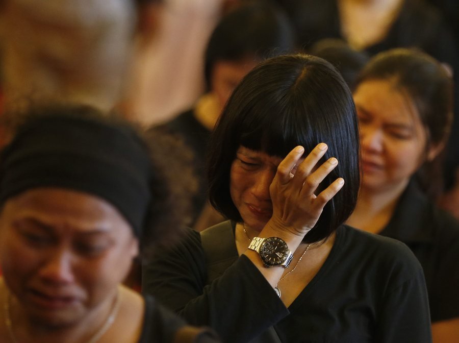 Οι Ταϊλανδοί θρηνούν τον βασιλιά τους -Ντυμένοι στα μαύρα, κλαίνε όπου κι αν βρεθούν [εικόνες] | iefimerida.gr 0