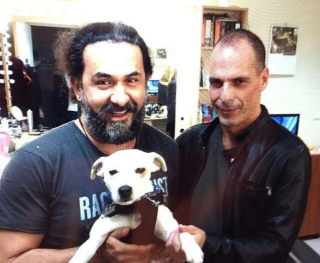Η selfie του Γιάνη Βαρουφάκη με τον κομμωτή των διασημοτήτων Στέφανο Βασιλάκη και τον σκύλο του [εικόνα]  | iefimerida.gr 0