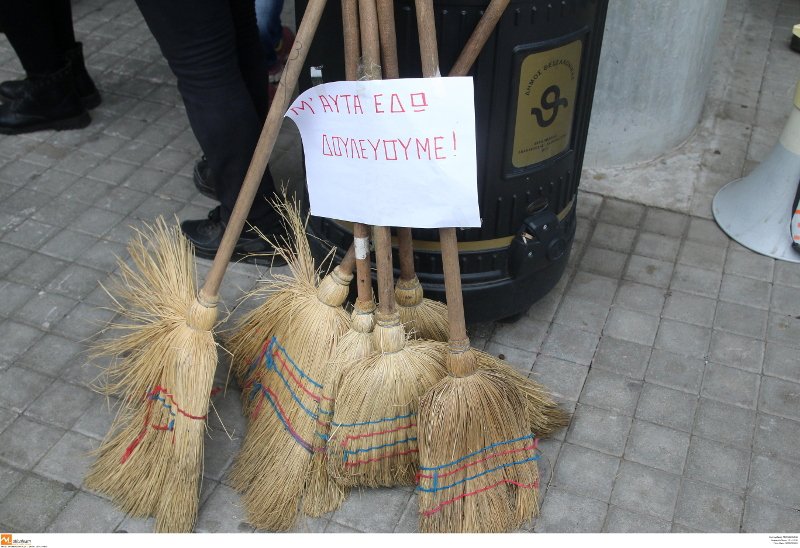 Θεσσαλονίκη: Διαμαρτύρονται οι εργαζόμενοι του δήμου -Δεν έχουν ούτε γάντια για να εργαστούν [εικόνες] | iefimerida.gr 2
