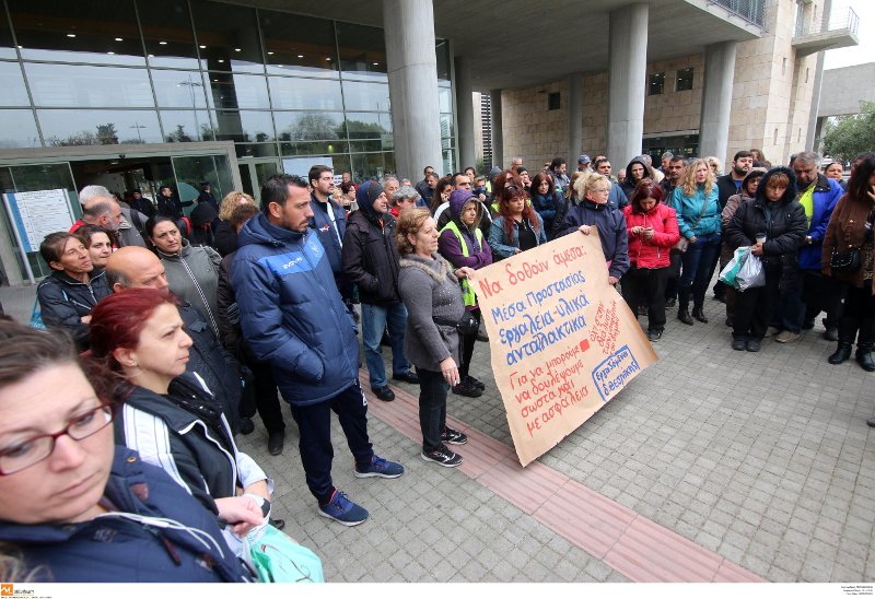 Θεσσαλονίκη: Διαμαρτύρονται οι εργαζόμενοι του δήμου -Δεν έχουν ούτε γάντια για να εργαστούν [εικόνες] | iefimerida.gr 0
