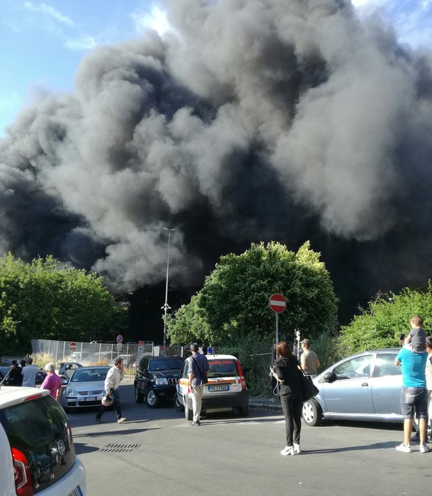 Υπό έλεγχο η μεγάλη πυρκαγιά στη Ρώμη δίπλα στο Βατικανό [εικόνες &amp; βίντεο] | iefimerida.gr 5