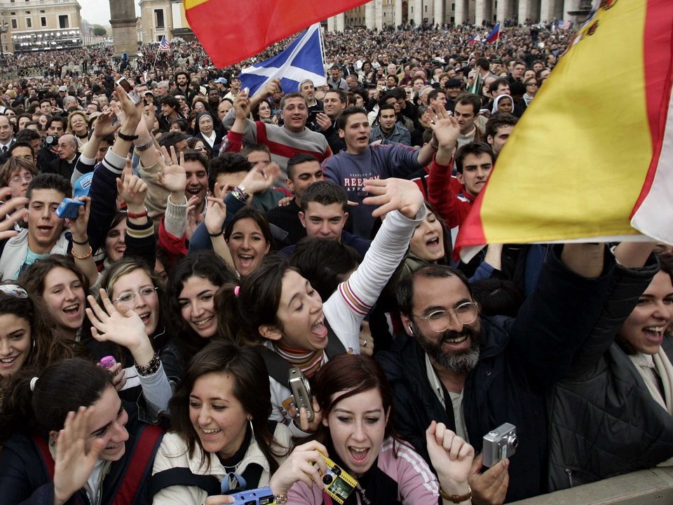 Εκλογή Πάπα 2005-2013: Δείτε τη διαφορά στην Πλατεία του Αγίου Πέτρου! [εικόνες] | iefimerida.gr 2