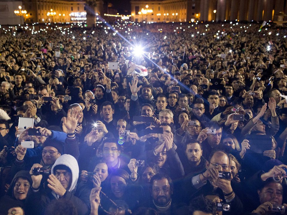 Εκλογή Πάπα 2005-2013: Δείτε τη διαφορά στην Πλατεία του Αγίου Πέτρου! [εικόνες] | iefimerida.gr 3