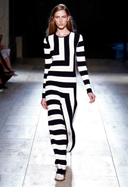 Βικτόρια Μπέκαμ, Mάικλ Κορς και Burberry απαιτούν: Ολες πρέπει να φοράνε πλέον ίσια παπούτσια [εικόνες] | iefimerida.gr 1