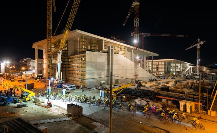 Εκατοντάδες ποδηλάτες με κίτρινα φοσφοριζέ γιλέκα κατέκλυσαν μεσάνυχτα το εργοτάξιο του Κέντρου Πολιτισμού Ιδρυμα Σταύρος Νιάρχος [εικόνες] | iefimerida.gr 0