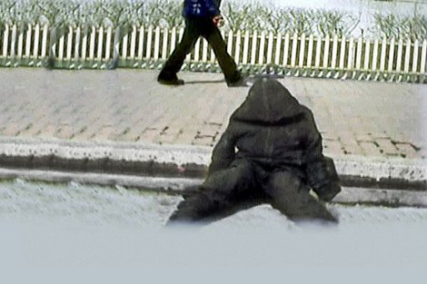 Εικόνες σοκ από τη Βόρεια Κορέα – Παιδί λιμοκτονεί πεσμένο στην άκρη του δρόμου [εικόνες] | iefimerida.gr 0