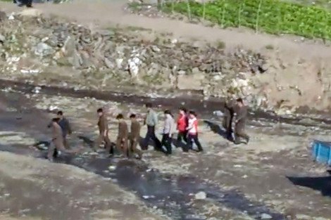 Εικόνες σοκ από τη Βόρεια Κορέα – Παιδί λιμοκτονεί πεσμένο στην άκρη του δρόμου [εικόνες] | iefimerida.gr 2