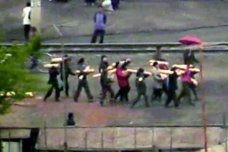 Εικόνες σοκ από τη Βόρεια Κορέα – Παιδί λιμοκτονεί πεσμένο στην άκρη του δρόμου [εικόνες] | iefimerida.gr 3