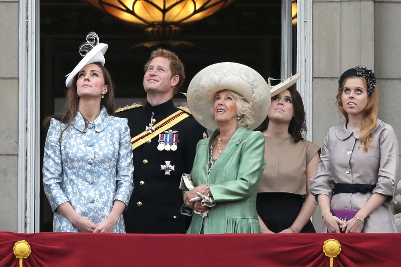Η πριγκίπισσα Βεατρίκη ξεσαλώνει στη Σύμη -Χορεύει πάνω σε τραπέζι και σπάει πιάτα σε ταβέρνα [εικόνες] | iefimerida.gr 2