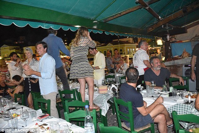 Η πριγκίπισσα Βεατρίκη ξεσαλώνει στη Σύμη -Χορεύει πάνω σε τραπέζι και σπάει πιάτα σε ταβέρνα [εικόνες] | iefimerida.gr 0