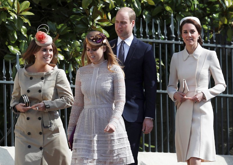 Η πριγκίπισσα Βεατρίκη ξεσαλώνει στη Σύμη -Χορεύει πάνω σε τραπέζι και σπάει πιάτα σε ταβέρνα [εικόνες] | iefimerida.gr 1