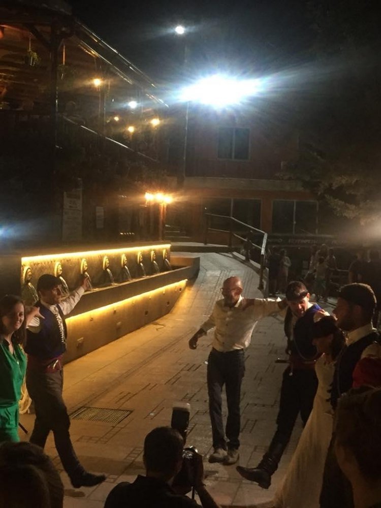 Παραδοσιακός γάμος Βέλγων στην Κρήτη -Με λαούτο, λύρα και χορευτές [εικόνες] | iefimerida.gr 2