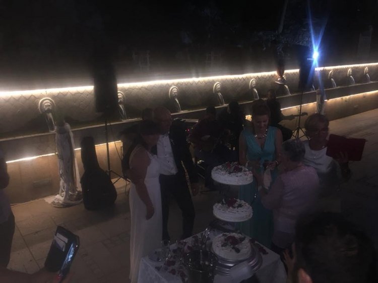 Παραδοσιακός γάμος Βέλγων στην Κρήτη -Με λαούτο, λύρα και χορευτές [εικόνες] | iefimerida.gr 1