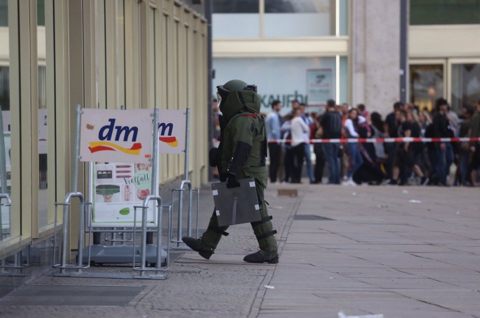 Λήξη συναγερμού στο Βερολίνο: Η ύποπτη βαλίτσα είχε τελικά... άπλυτα [εικόνες] | iefimerida.gr 1