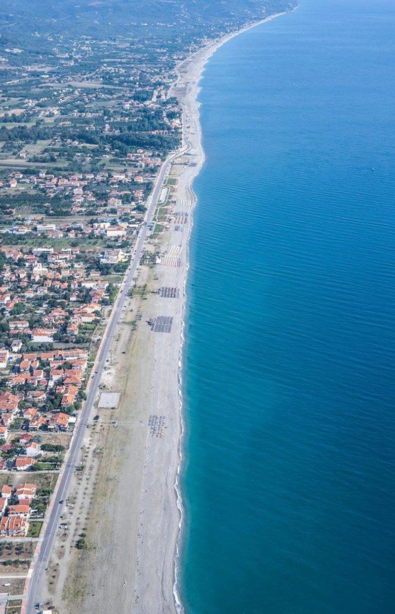 Το μεγαλειώδες παραλιακό μέτωπο της Αγιάς σε καλοκαιρία / Φωτογραφία: Facebook