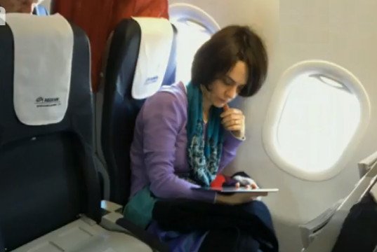 Η Ντέλια Βελκουλέσκου στο αεροπλάνο για Αθήνα -Δίπλα στο παράθυρο, διαβάζει επίμονα στο tablet της [εικόνες] | iefimerida.gr 1