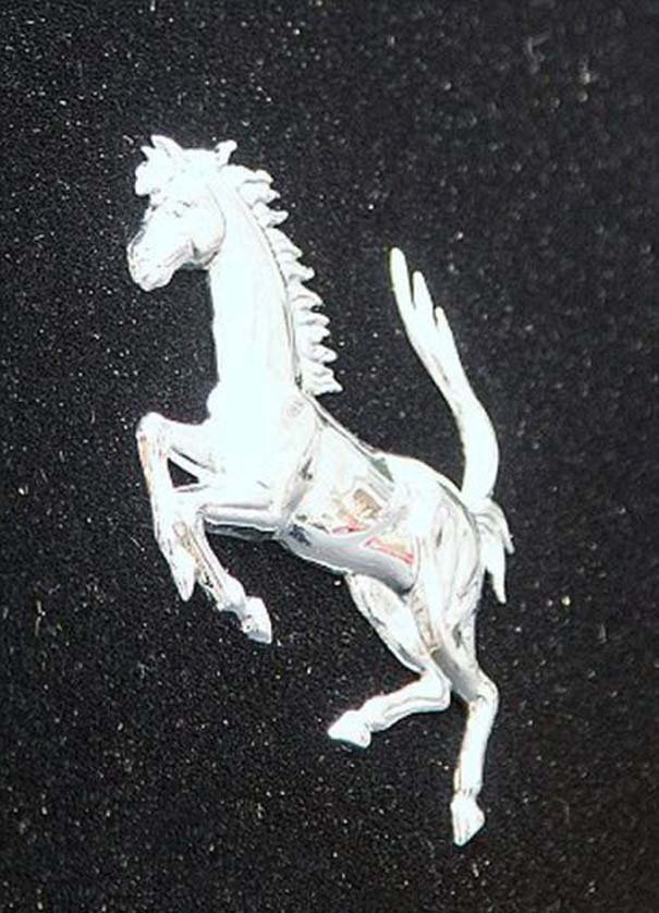 Η Ferrari που ντύθηκε στο μαύρο βελούδο και εντυπωσιάζει [εικόνες+βίντεο] | iefimerida.gr 0