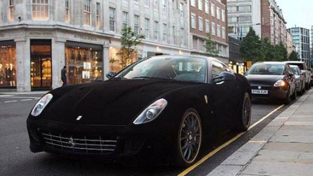 Η Ferrari που ντύθηκε στο μαύρο βελούδο και εντυπωσιάζει [εικόνες+βίντεο] | iefimerida.gr 3