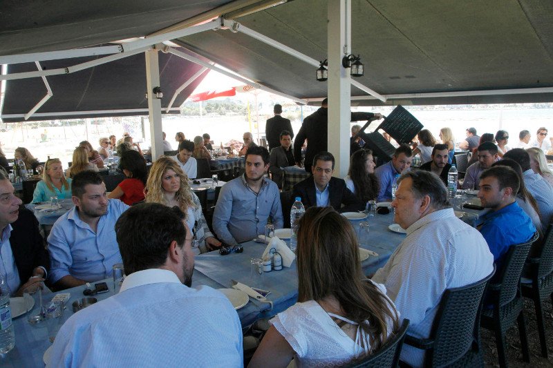 Με καλαμαράκια και γαρίδες ολοκλήρωσε ο Βενιζέλος την επίσκεψή του στη Χαλκίδα [εικόνες] | iefimerida.gr 0