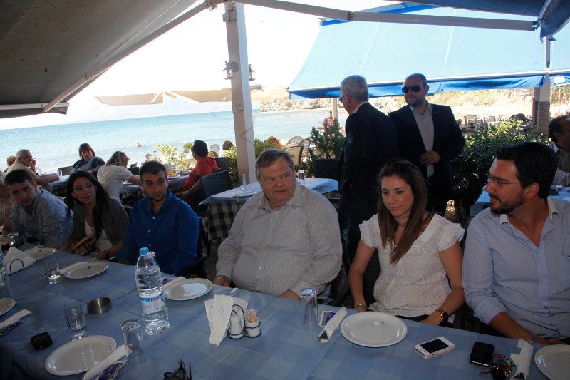 Με καλαμαράκια και γαρίδες ολοκλήρωσε ο Βενιζέλος την επίσκεψή του στη Χαλκίδα [εικόνες] | iefimerida.gr 2