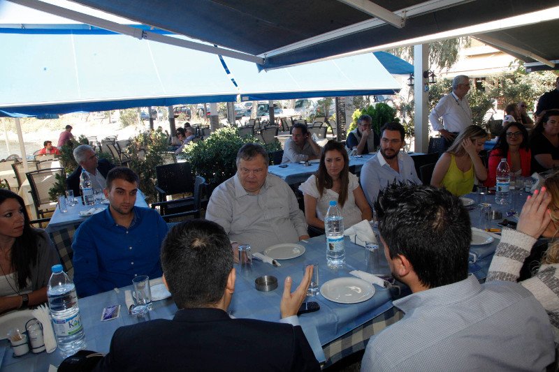 Με καλαμαράκια και γαρίδες ολοκλήρωσε ο Βενιζέλος την επίσκεψή του στη Χαλκίδα [εικόνες] | iefimerida.gr 4