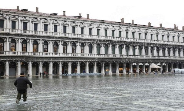 Βενετία, μια πλωτή πολιτεία μέσα στο καρναβάλι: Πνίγηκε στο νερό, οι μασκαράδες... κολυμπούν στους δρόμους [εικόνες] | iefimerida.gr 14