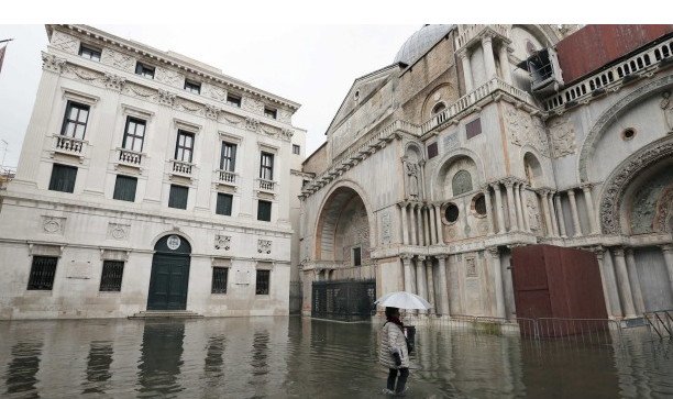 Βενετία, μια πλωτή πολιτεία μέσα στο καρναβάλι: Πνίγηκε στο νερό, οι μασκαράδες... κολυμπούν στους δρόμους [εικόνες] | iefimerida.gr 15