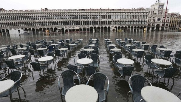 Βενετία, μια πλωτή πολιτεία μέσα στο καρναβάλι: Πνίγηκε στο νερό, οι μασκαράδες... κολυμπούν στους δρόμους [εικόνες] | iefimerida.gr 16