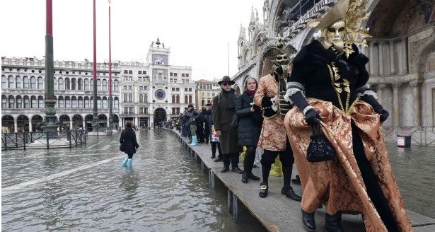 Βενετία, μια πλωτή πολιτεία μέσα στο καρναβάλι: Πνίγηκε στο νερό, οι μασκαράδες... κολυμπούν στους δρόμους [εικόνες] | iefimerida.gr 17