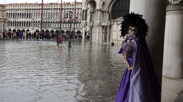 Βενετία, μια πλωτή πολιτεία μέσα στο καρναβάλι: Πνίγηκε στο νερό, οι μασκαράδες... κολυμπούν στους δρόμους [εικόνες] | iefimerida.gr 18