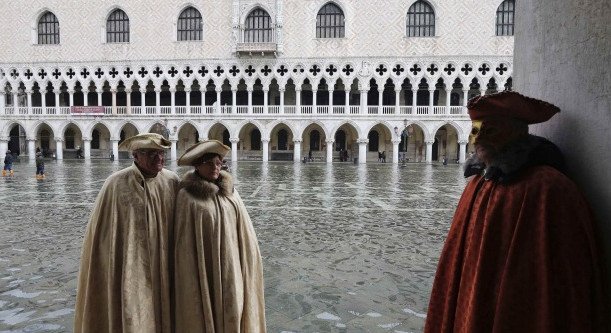 Βενετία, μια πλωτή πολιτεία μέσα στο καρναβάλι: Πνίγηκε στο νερό, οι μασκαράδες... κολυμπούν στους δρόμους [εικόνες] | iefimerida.gr 19