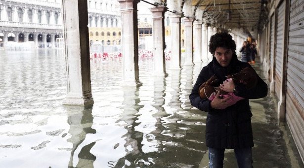 Βενετία, μια πλωτή πολιτεία μέσα στο καρναβάλι: Πνίγηκε στο νερό, οι μασκαράδες... κολυμπούν στους δρόμους [εικόνες] | iefimerida.gr 20