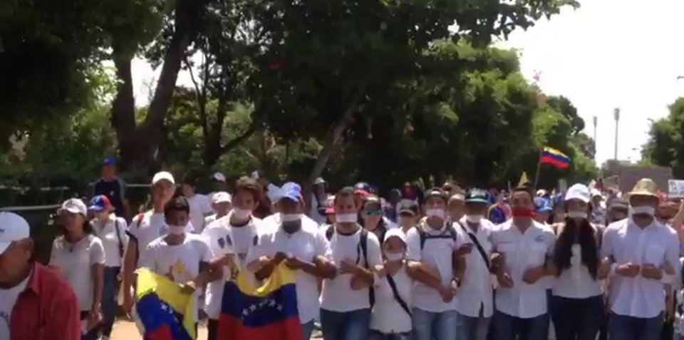 Βενεζουέλα: Ντυμένοι στα λευκά και με φιμωμένα στόματα οι διαδηλωτές κατά του Μαδούρο [εικόνες & βίντεο] | iefimerida.gr 0