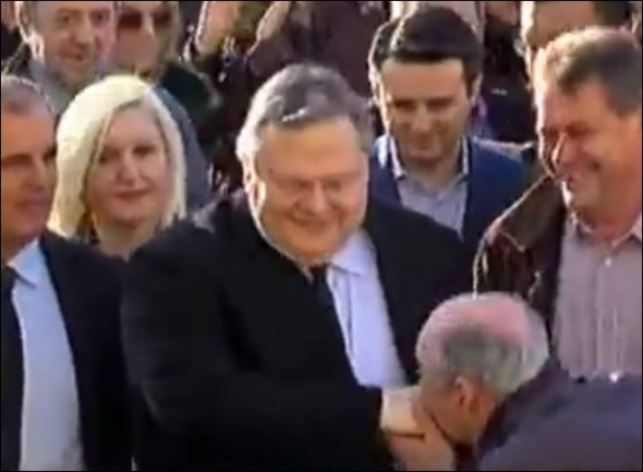 Το σκαμπό, η σύζυγος, το κόκκινο παντελόνι, το χαμένο στυλό: Τα αξιοπερίεργα των πολιτικών αρχηγών [εικόνες] | iefimerida.gr 4