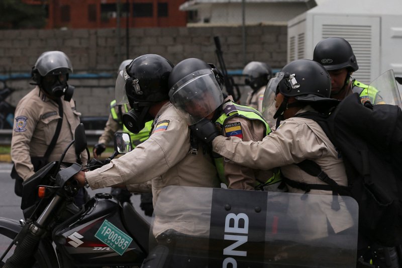 Δύο εκατομμύρια άνθρωποι στους δρόμους στη Βενεζουέλα -Χάος, δακρυγόνα και επεισόδια [εικόνες & βίντεο] | iefimerida.gr 6