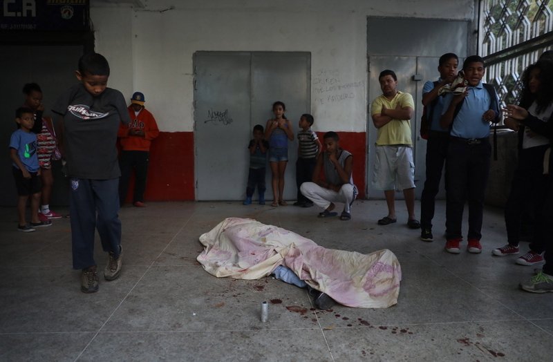 Χάος στη Βενεζουέλα: 26 νεκροί, συλλήψεις και άγριες συγκρούσεις [εικόνες & βίντεο] | iefimerida.gr 0