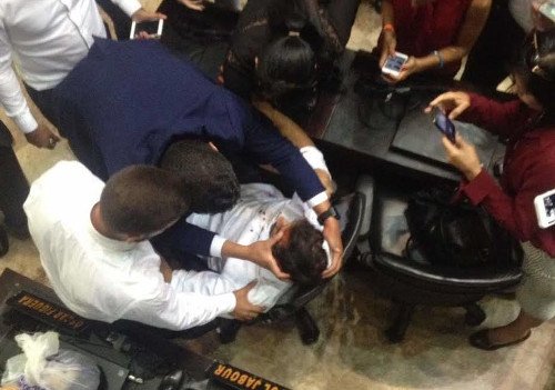 Βενεζουέλα: Οπαδοί του Μαδούρο εισέβαλαν στη Βουλή και τραυμάτισαν βουλευτές της αντιπολίτευσης [εικόνες] | iefimerida.gr 2