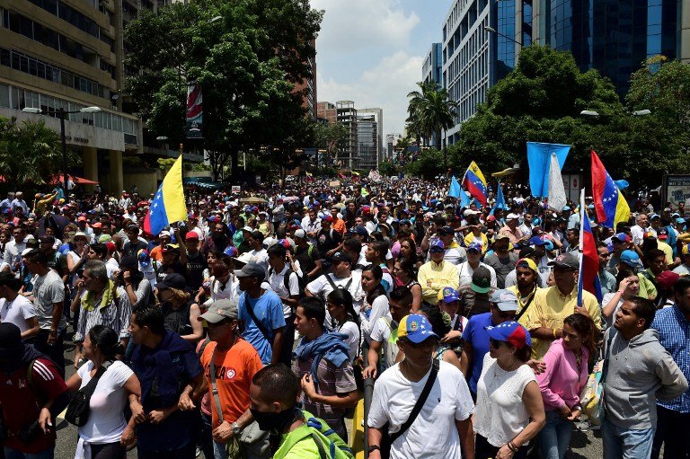 Δύο εκατομμύρια άνθρωποι στους δρόμους στη Βενεζουέλα -Χάος, δακρυγόνα και επεισόδια [εικόνες & βίντεο] | iefimerida.gr 7