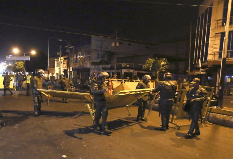 Βενεζουέλα: Τρεις στρατιώτες αυτομόλησαν στην Κολομβία -Χάος με την άφιξη της ανθρωπιστικής βοήθειας [εικόνες] | iefimerida.gr 0