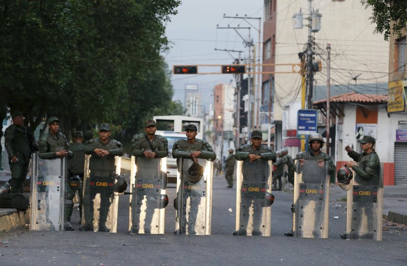 Βενεζουέλα: Τρεις στρατιώτες αυτομόλησαν στην Κολομβία -Χάος με την άφιξη της ανθρωπιστικής βοήθειας [εικόνες] | iefimerida.gr 1