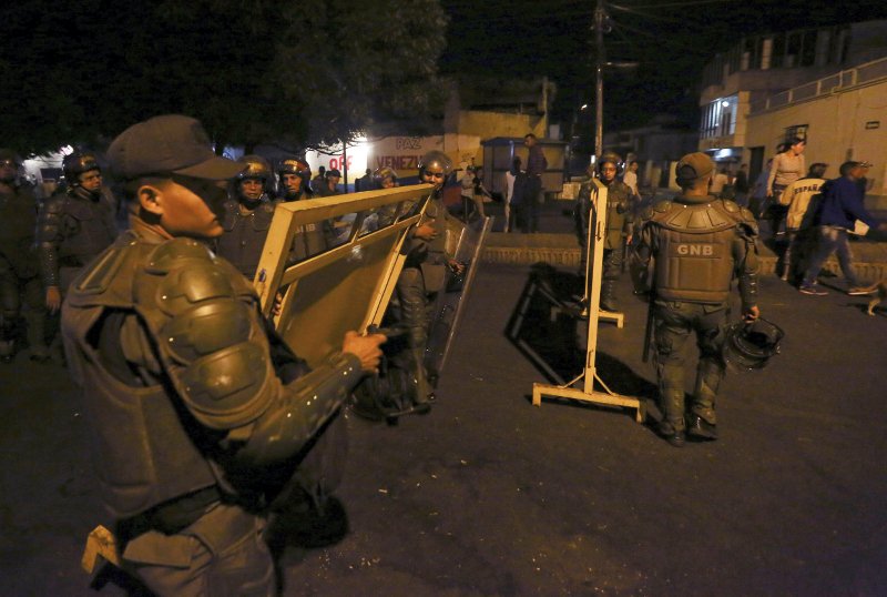 Βενεζουέλα: Τρεις στρατιώτες αυτομόλησαν στην Κολομβία -Χάος με την άφιξη της ανθρωπιστικής βοήθειας [εικόνες] | iefimerida.gr 2