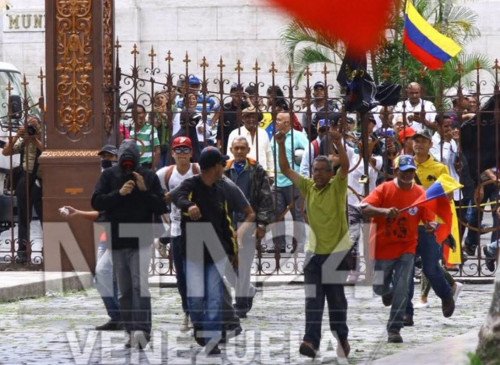 Βενεζουέλα: Οπαδοί του Μαδούρο εισέβαλαν στη Βουλή και τραυμάτισαν βουλευτές της αντιπολίτευσης [εικόνες] | iefimerida.gr 3