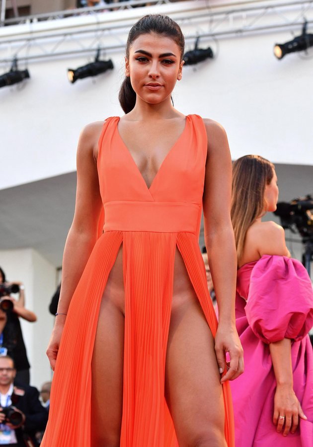 Φεστιβάλ Βενετίας: Μοντέλα δεν άφησαν τίποτα στη φαντασία -Φορέματα με το πιο «φονικό» σκίσιμο [εικόνες] | iefimerida.gr 2