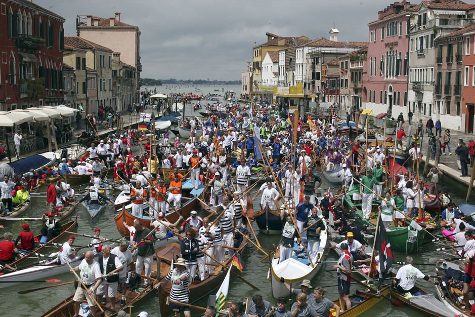 To πιο ειδυλλιακό μποτιλιάρισμα στον κόσμο: Αγώνας γόνδολας στη Βενετία [εικόνες] | iefimerida.gr 0