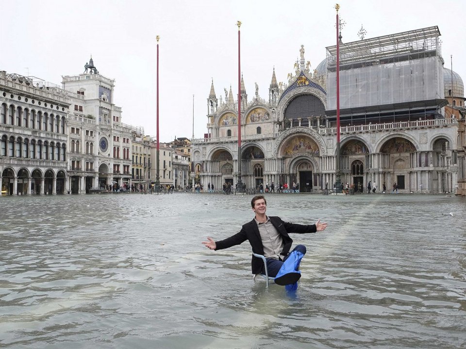 Βενετία, μια πλωτή πολιτεία μέσα στο καρναβάλι: Πνίγηκε στο νερό, οι μασκαράδες... κολυμπούν στους δρόμους [εικόνες] | iefimerida.gr 0