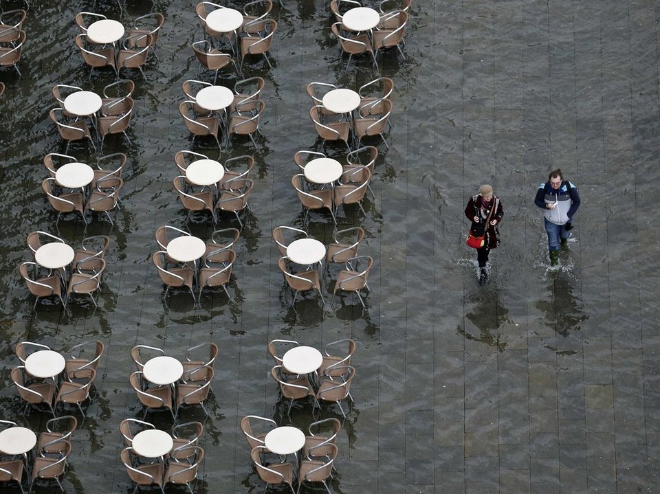 Βενετία, μια πλωτή πολιτεία μέσα στο καρναβάλι: Πνίγηκε στο νερό, οι μασκαράδες... κολυμπούν στους δρόμους [εικόνες] | iefimerida.gr 1