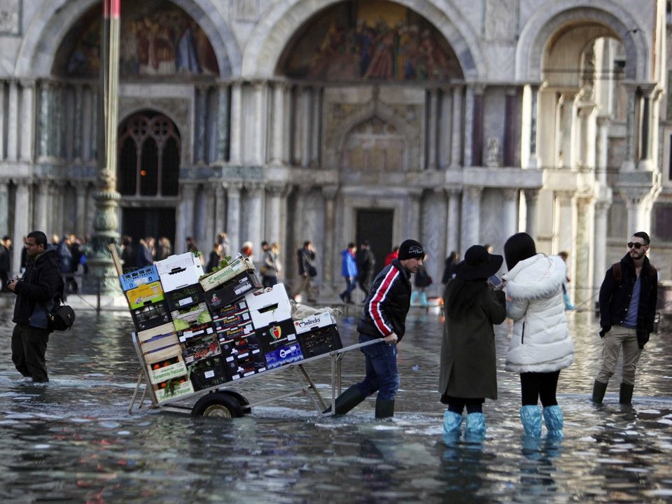 Βενετία, μια πλωτή πολιτεία μέσα στο καρναβάλι: Πνίγηκε στο νερό, οι μασκαράδες... κολυμπούν στους δρόμους [εικόνες] | iefimerida.gr 2