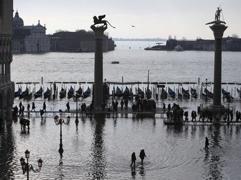 Βενετία, μια πλωτή πολιτεία μέσα στο καρναβάλι: Πνίγηκε στο νερό, οι μασκαράδες... κολυμπούν στους δρόμους [εικόνες] | iefimerida.gr 3